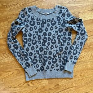 Gap Leopard Print Gray crewneck Sweater cozy button detail size XS